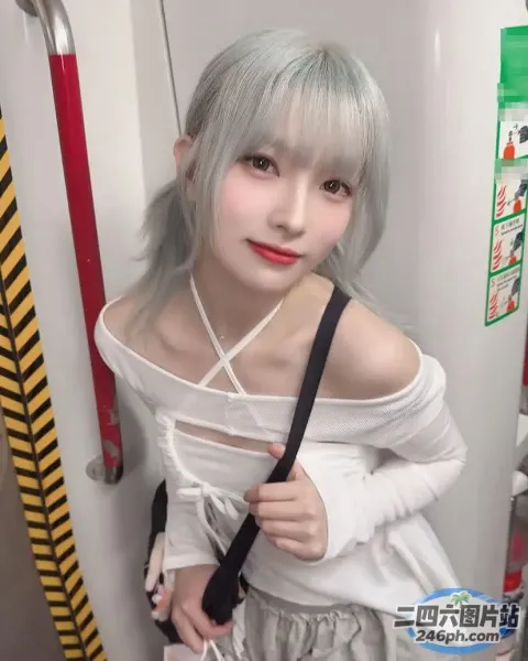 有一个穿着白衬衫和黑色钱包的女人