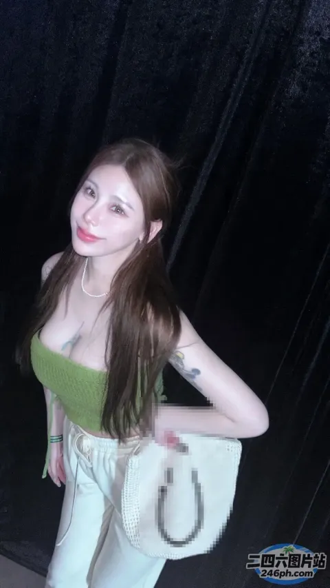 穿着绿色上衣和白色裤子的 arafed 女人摆姿势拍照
