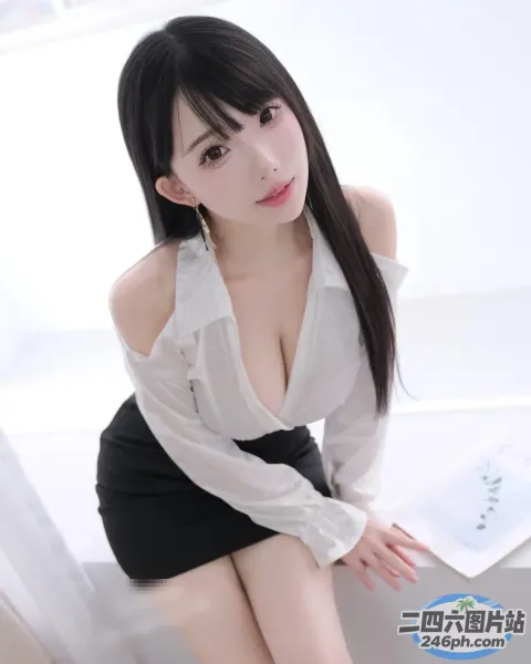 身穿白衬衫和黑色裙子的 araffe 亚洲女性