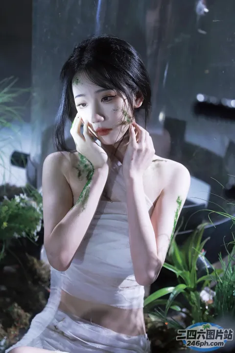 有一个穿着白色连衣裙和绿色植物的女人