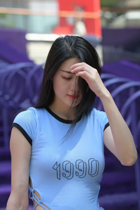 身穿蓝色衬衫的 Araffe 女子抱着头