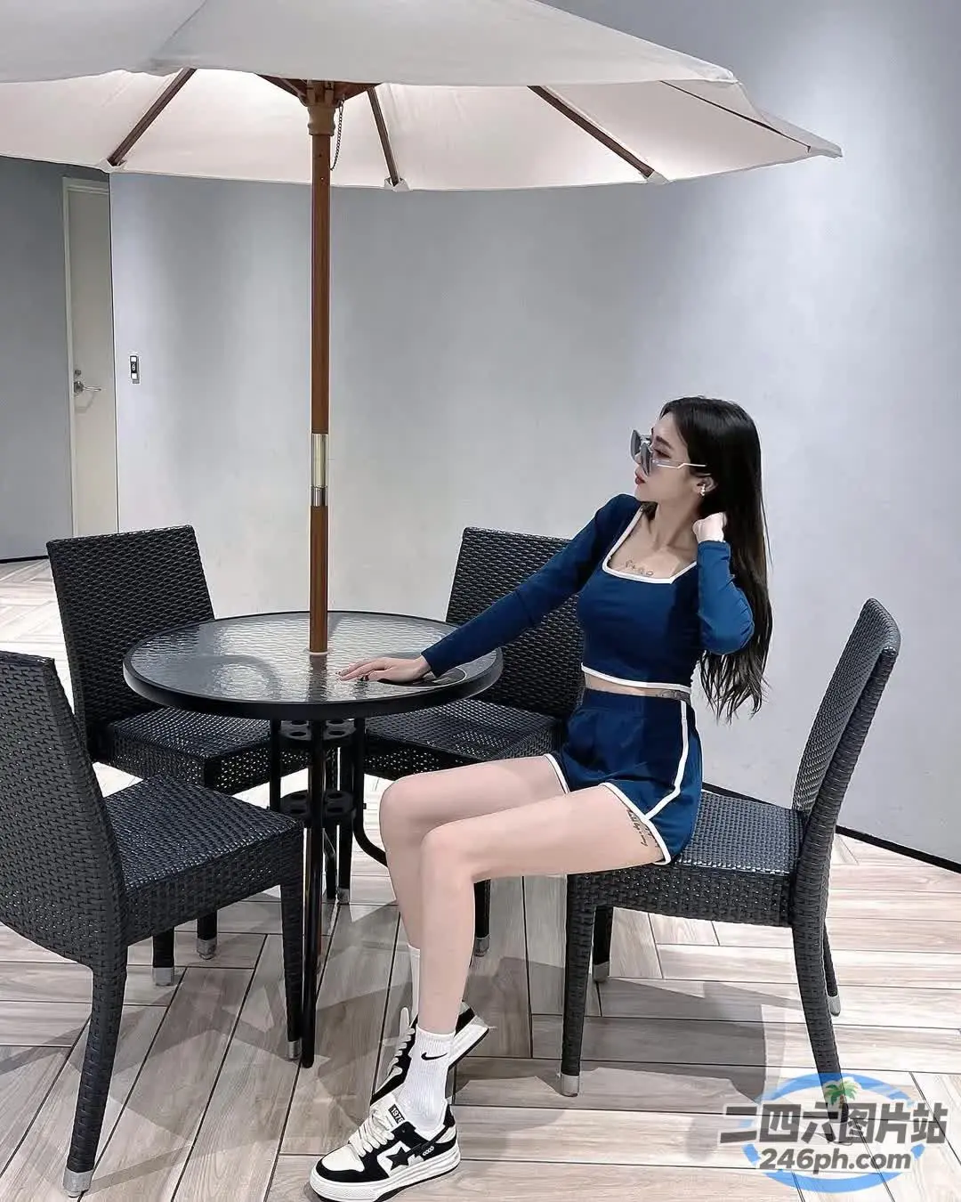 一个女人坐在房间里伞下的椅子上