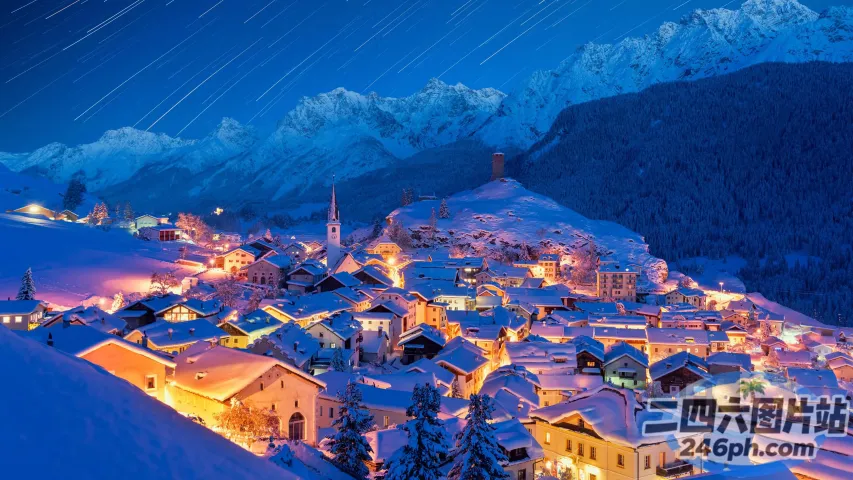 天空中星轨的雪山村