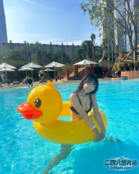 穿着比基尼坐在游泳池里的橡皮鸭上的 arafed 女人