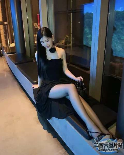 阿拉菲坐在一个有大窗户的房间里的长凳上