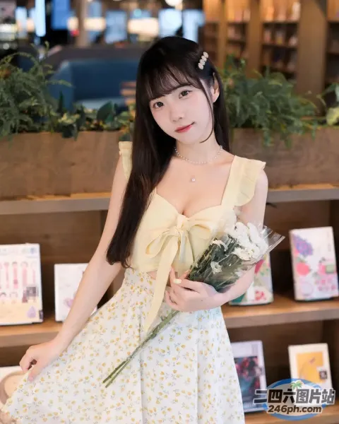 身穿黄色连衣裙的 araffe 女子，手里拿着一束花