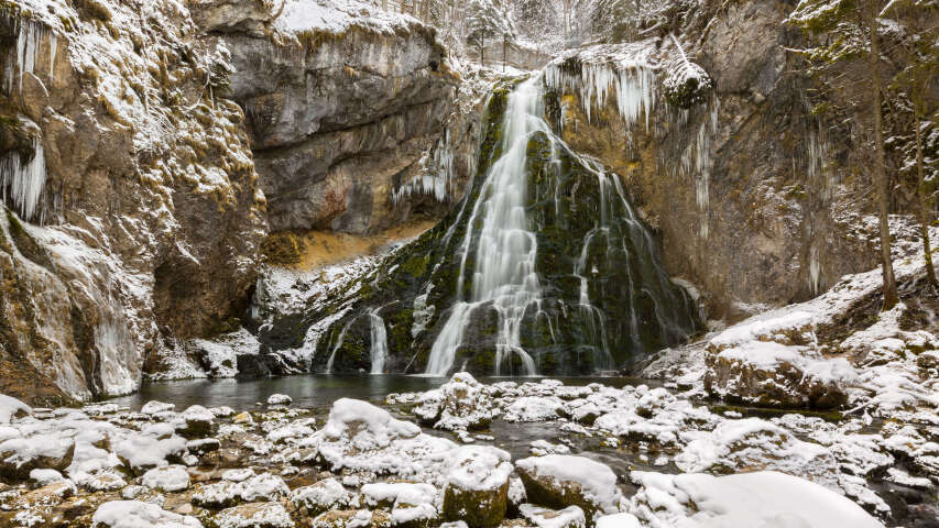 在雪山中央有一个结冰的瀑布