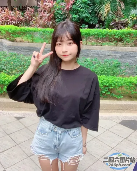 身穿黑色衬衫和牛仔短裤的 arafed 亚洲女性合影留念