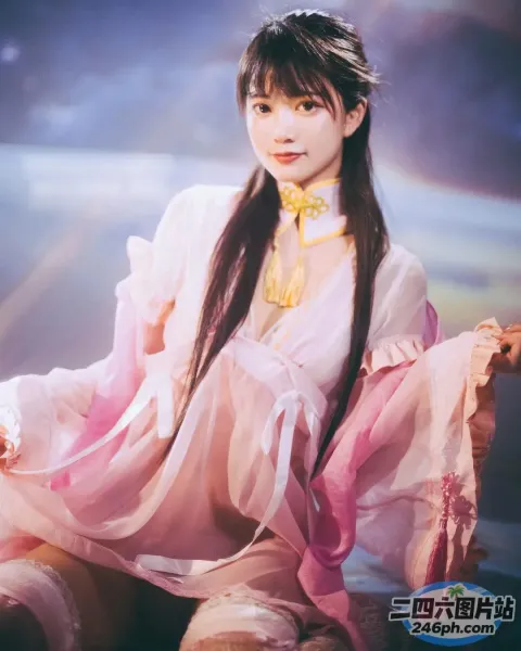 一个穿着粉红色连衣裙坐在椅子上的女人的特写