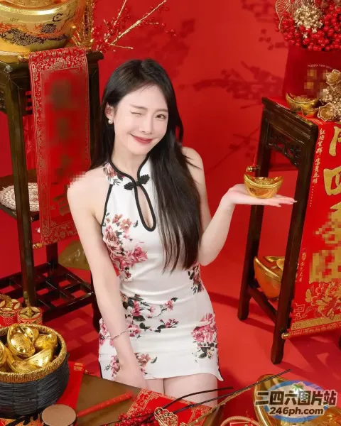 身穿白色连衣裙的阿拉夫德女子，手里拿着金碗