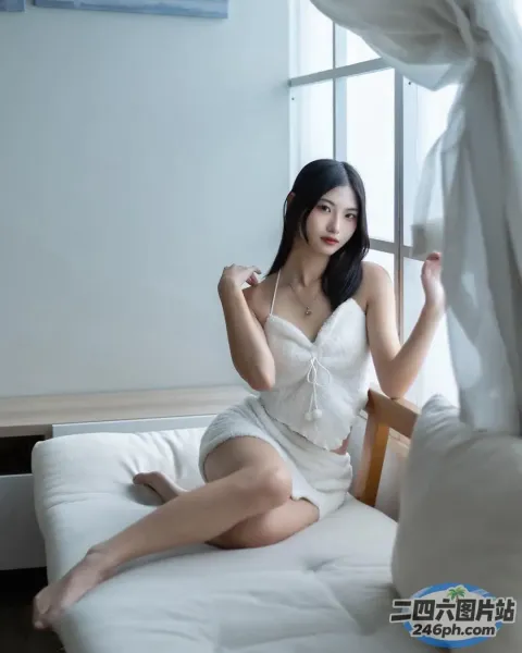 坐在床上的白裙亚洲女子