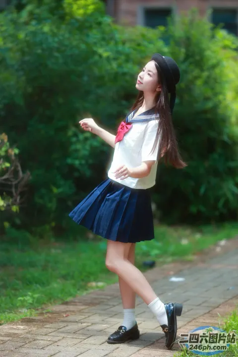 有一个穿着校服的小女孩走在砖路上