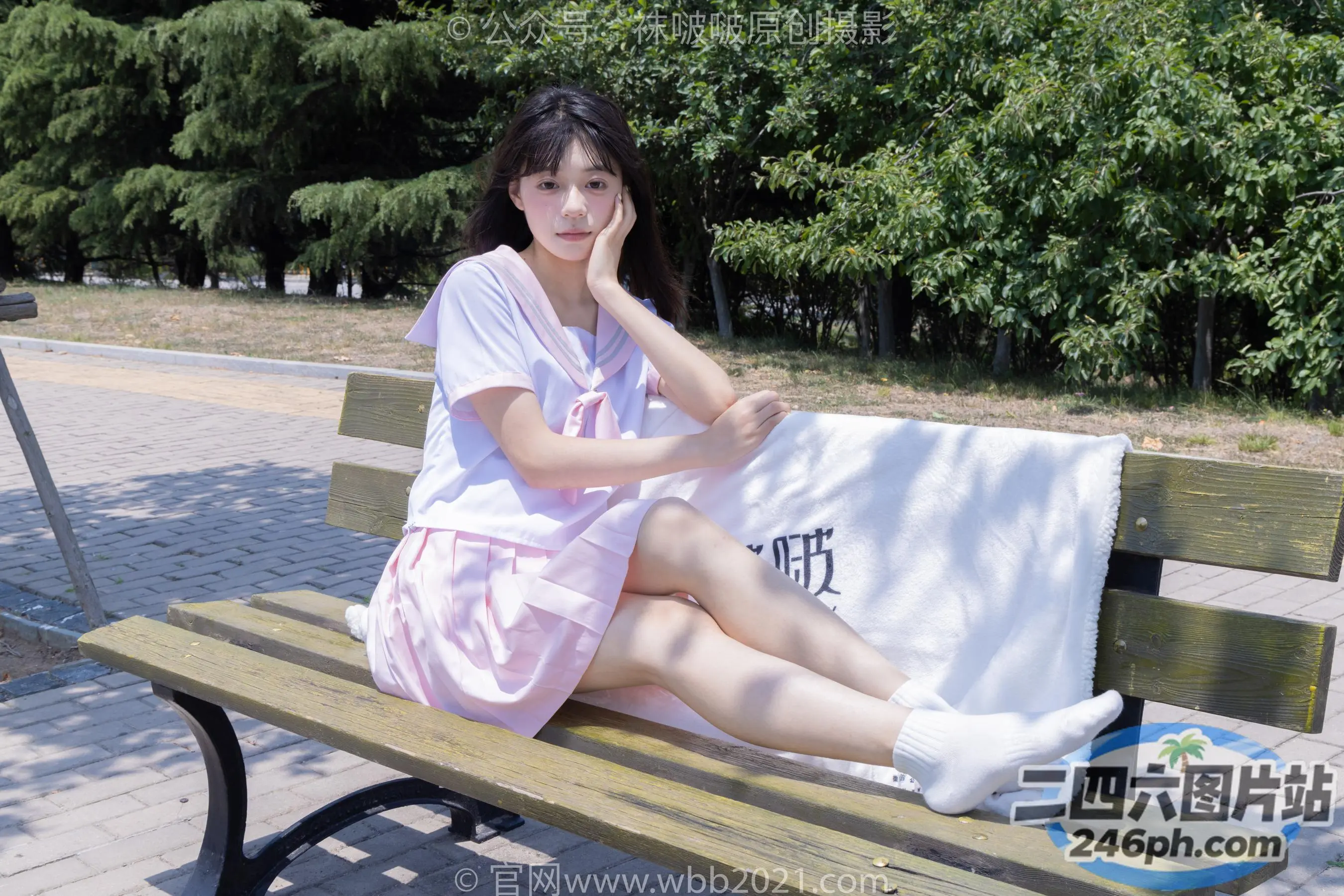 有一个女人坐在长凳上，上面有一个枕头