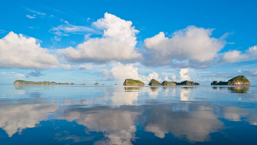 水中有许多小岛，天空中云彩