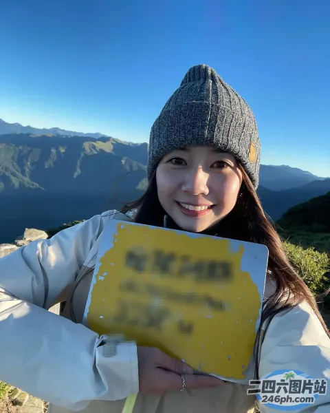 阿拉夫德女人举着一个标牌，上面写着信息
