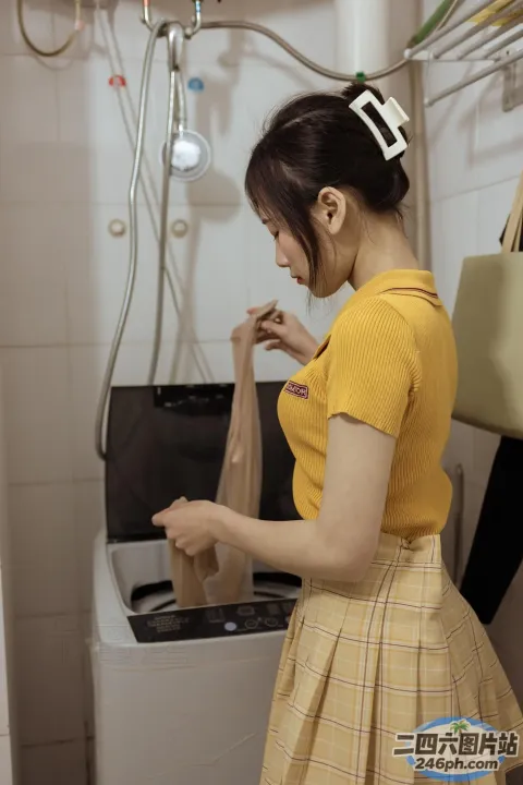 身穿黄色衬衫和裙子的 araffe 女子站在洗衣机前