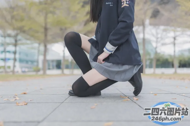地上跪着一个穿着校服的女人