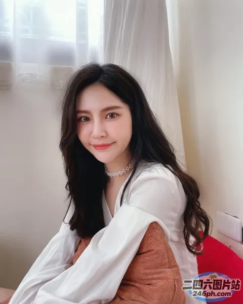 阿拉伯女郎穿着白衬衫坐在红色沙发上