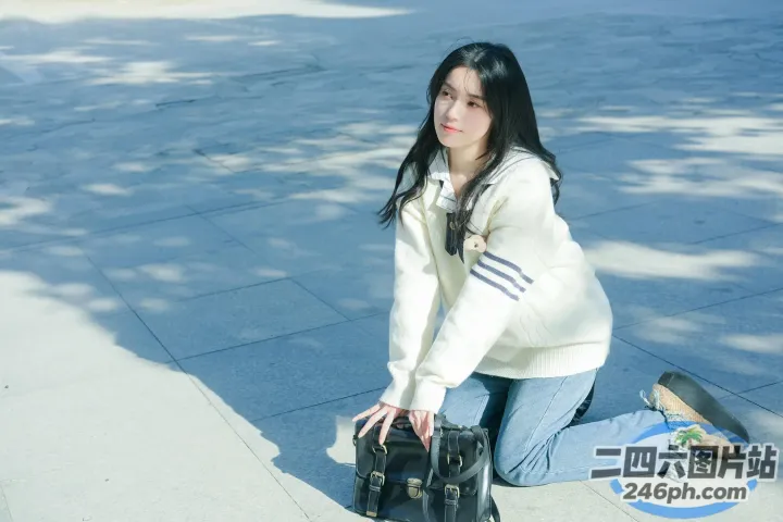 跪在地上的女人，手里拿着一个手提箱