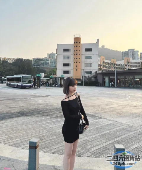 人行道上站着一个女人，手里拿着钱包