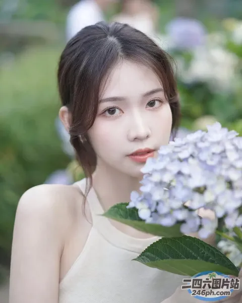 阿拉夫德女人在一本书前拿着一束花