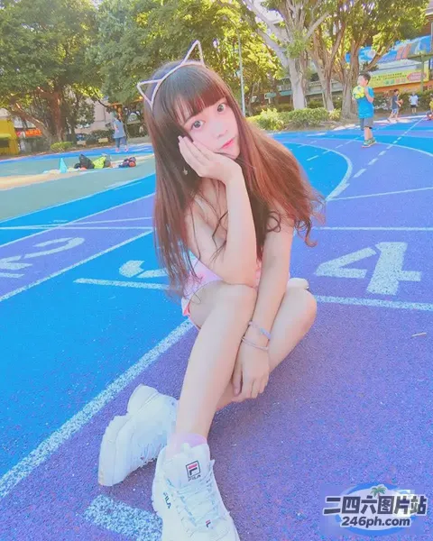 阿拉菲德女孩坐在篮球场上，手捂着脸