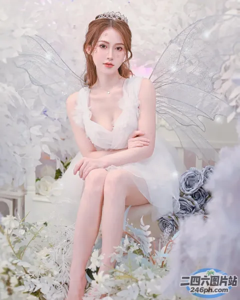 床上坐着一个穿着仙女装的女人