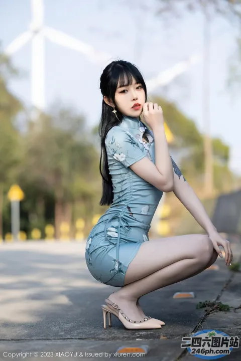 一个女人跪在人行道上抽着烟的特写