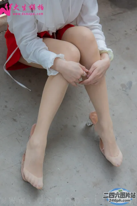 有个女人坐在长凳上，双腿交叉