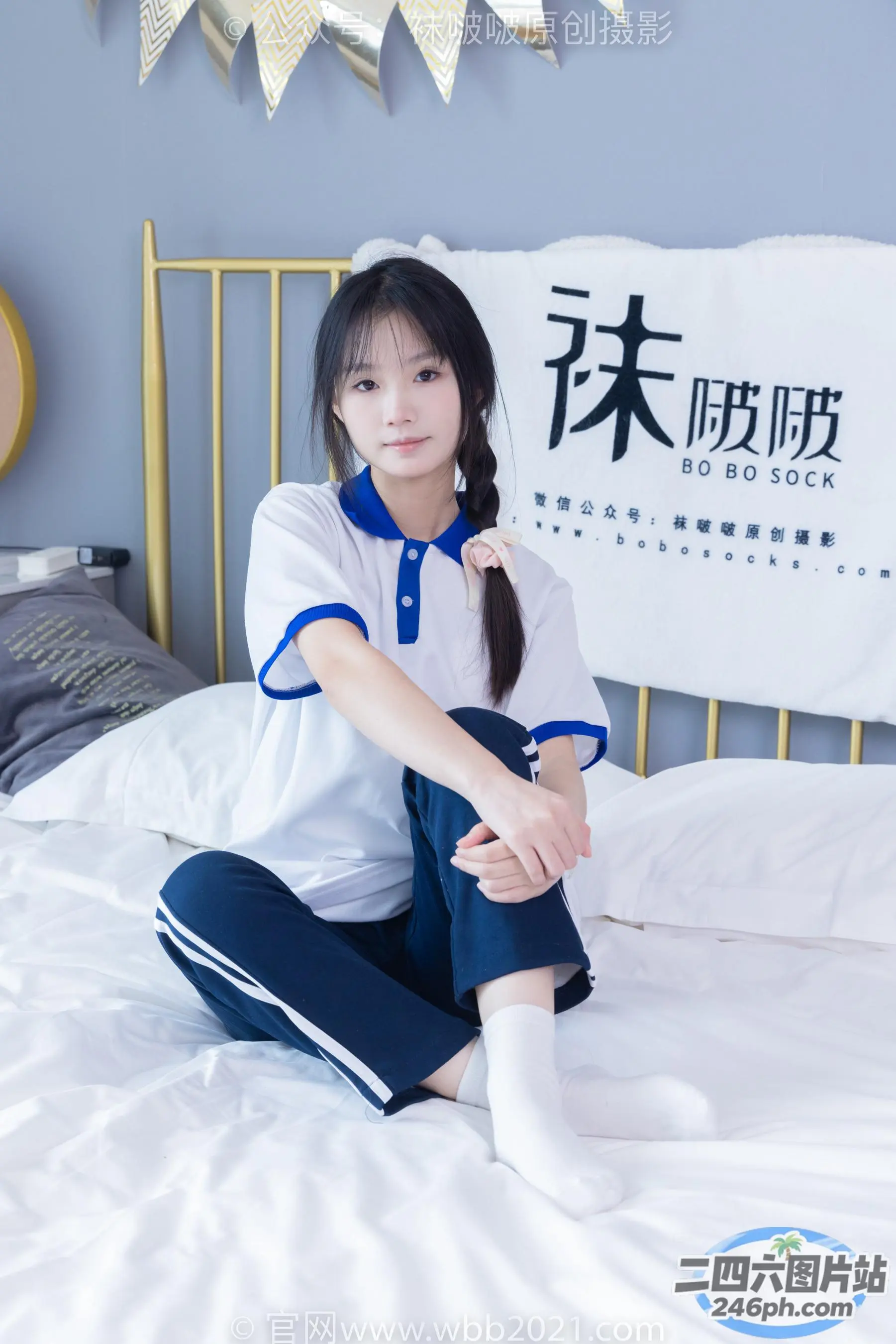 坐在卧室床上的亚洲女性