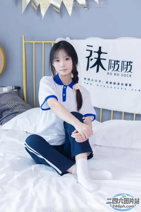 坐在卧室床上的亚洲女性