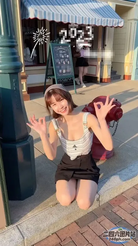坐在商店前人行道上的阿拉菲德亚裔女子
