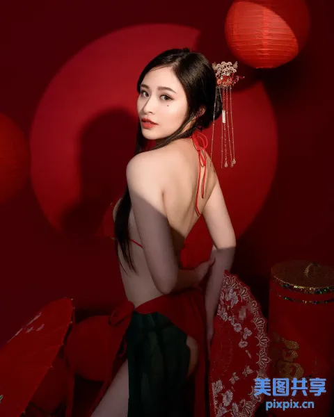 身穿红色连衣裙的 arafed 亚洲女子合影