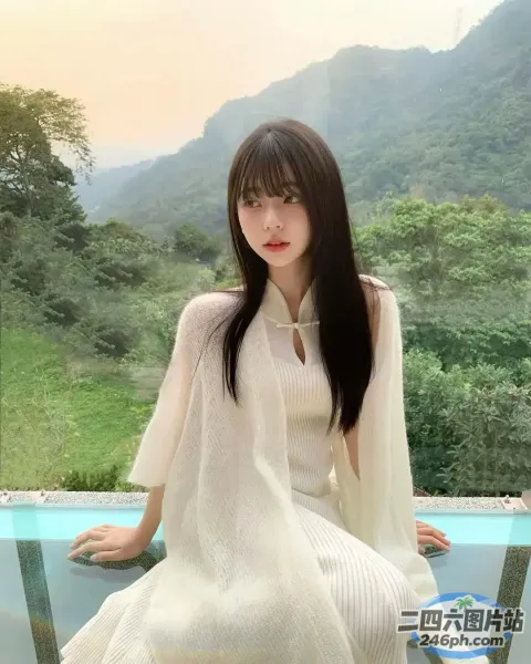 阿拉伯女人坐在壁架上，背景是一座山
