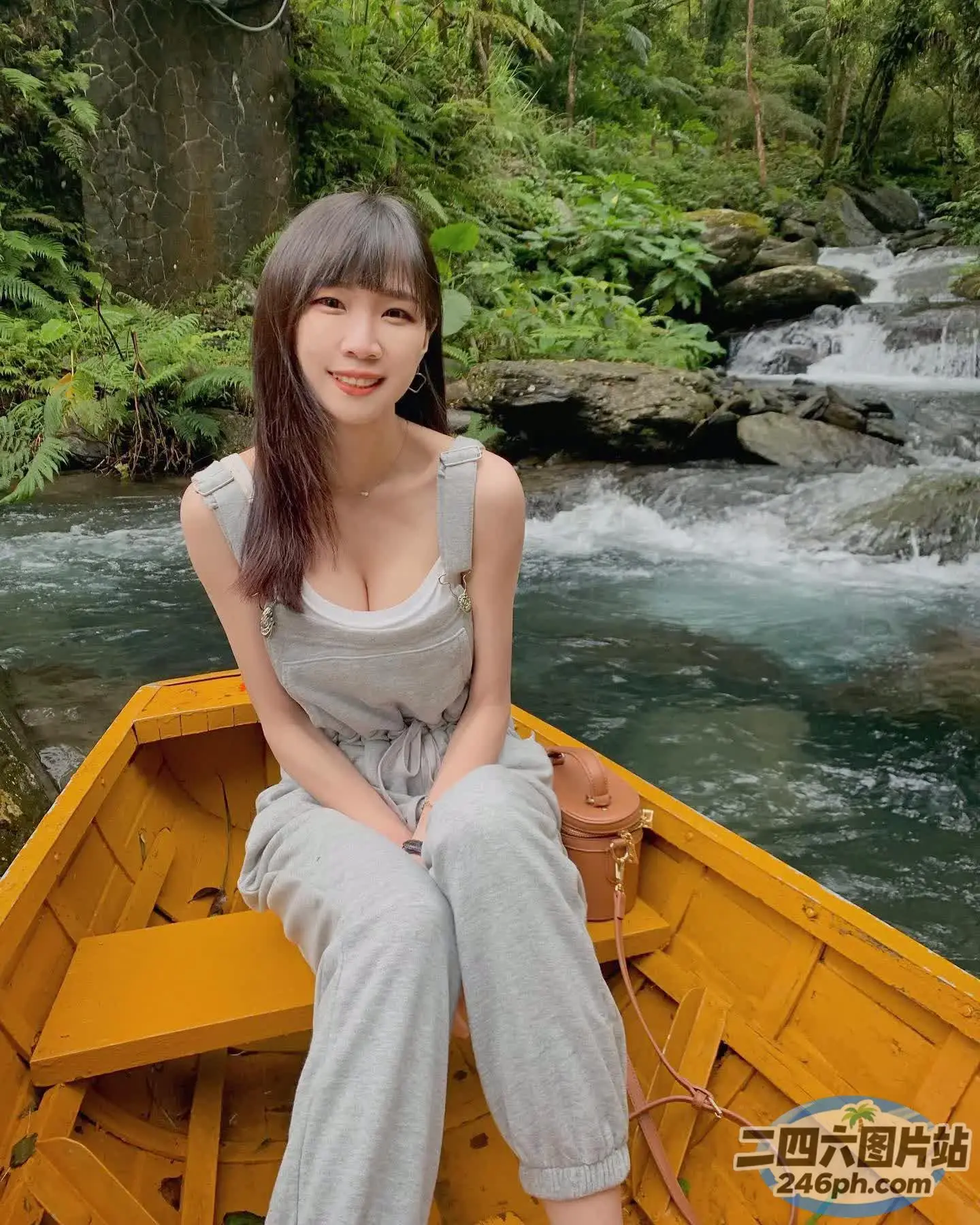 坐在瀑布前的船上的阿拉夫德女人
