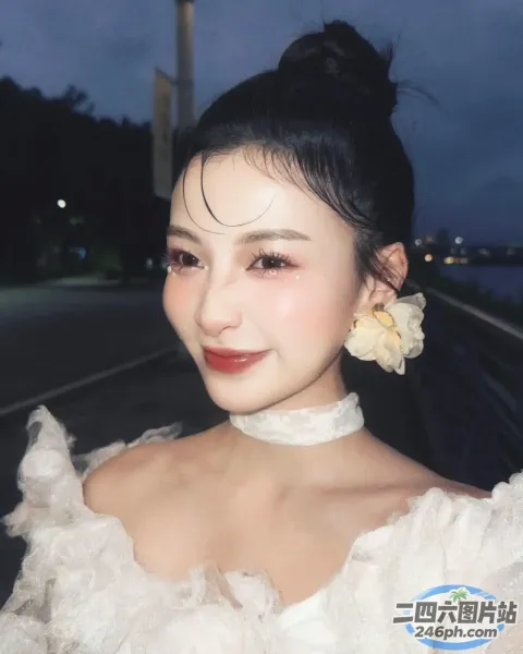 有个头发上插着花的女人摆姿势拍照