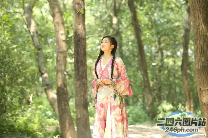 树林里站着一个女人撑着伞