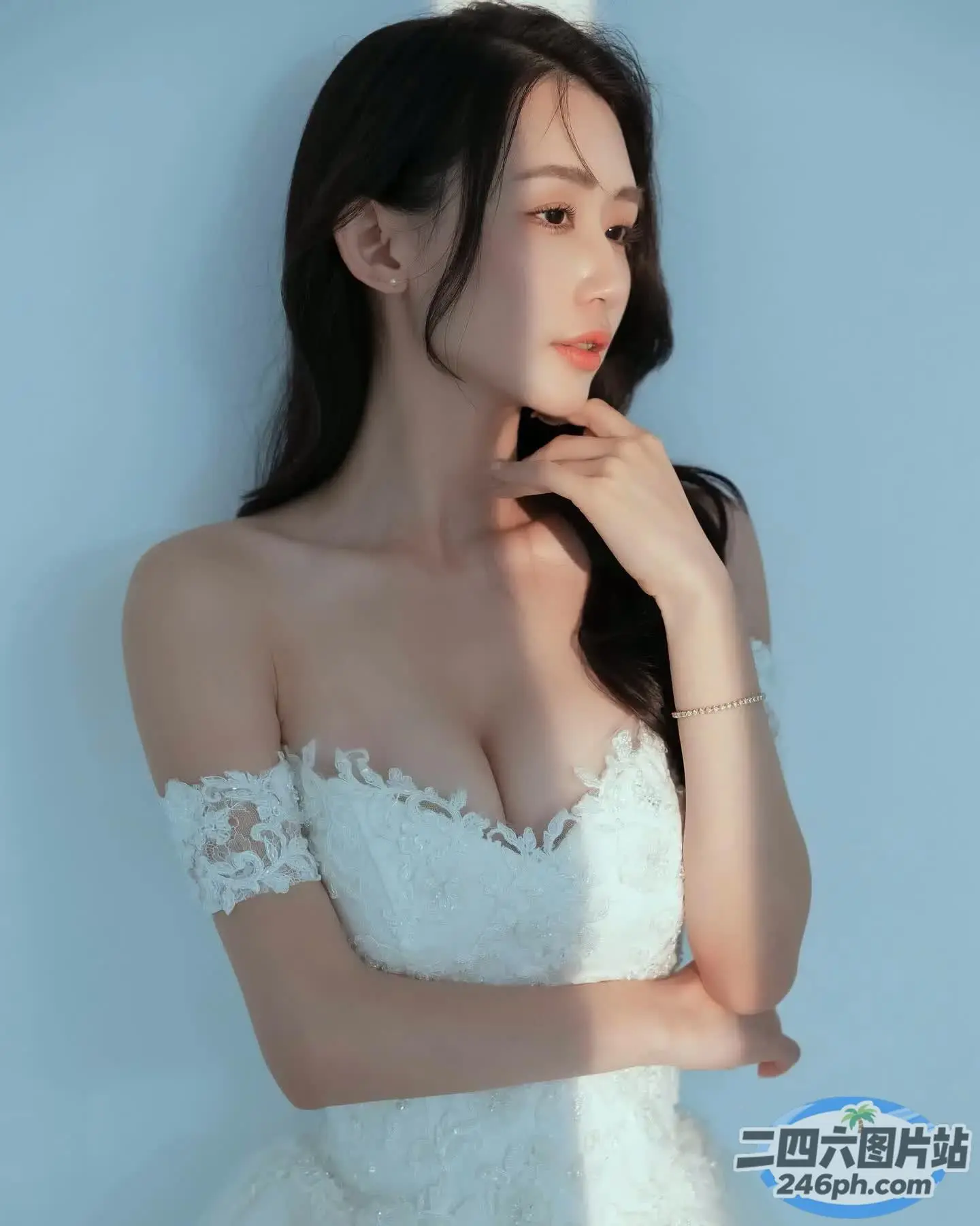 一名身穿白色连衣裙的女子合影留念