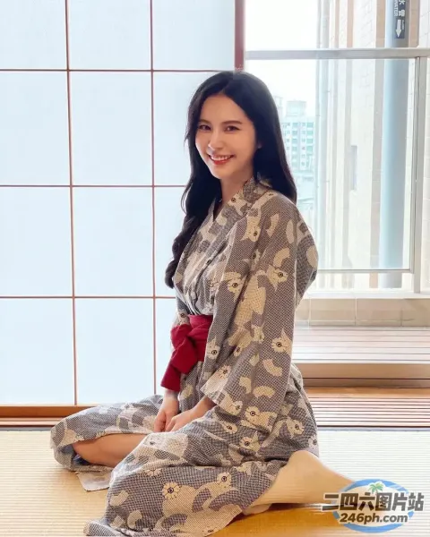穿着和服坐在地板上的 araffe 女人