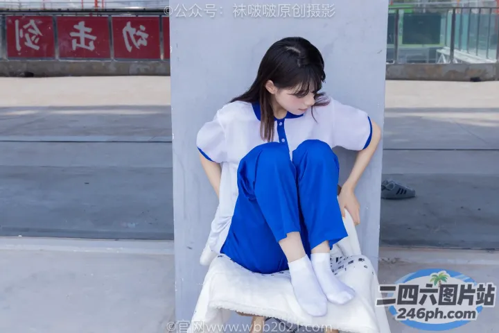 阿拉法德女人坐在椅子上，双腿交叉