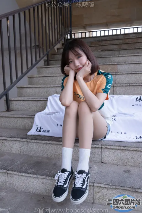阿拉夫德亚洲妇女盘腿坐在台阶上