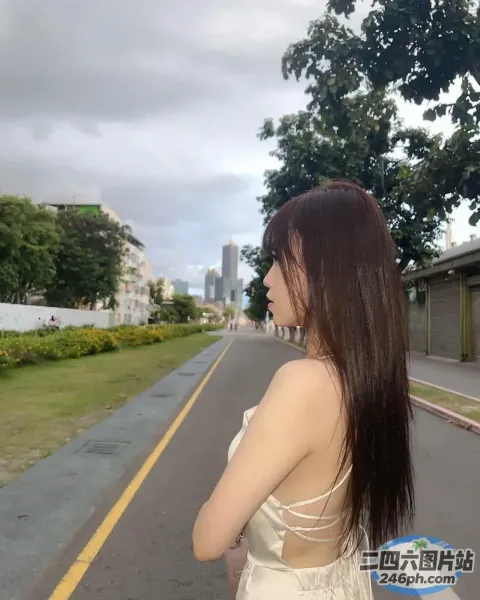 站在街上的白裙子的 araffe 女人