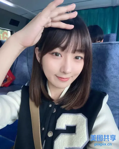 火车上穿着黑白夹克的 arafed 亚洲妇女