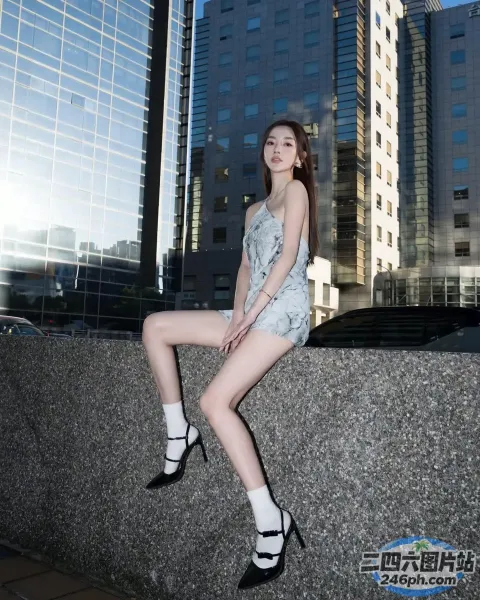 坐在城市墙壁上的 arafed 亚洲妇女