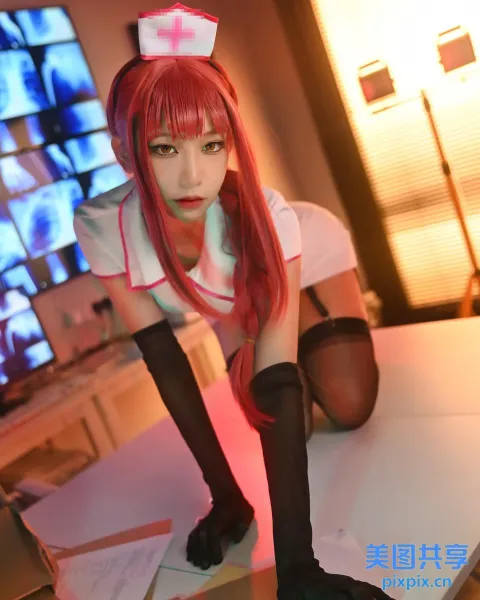 红头发戴白帽子的动漫角色扮演女孩