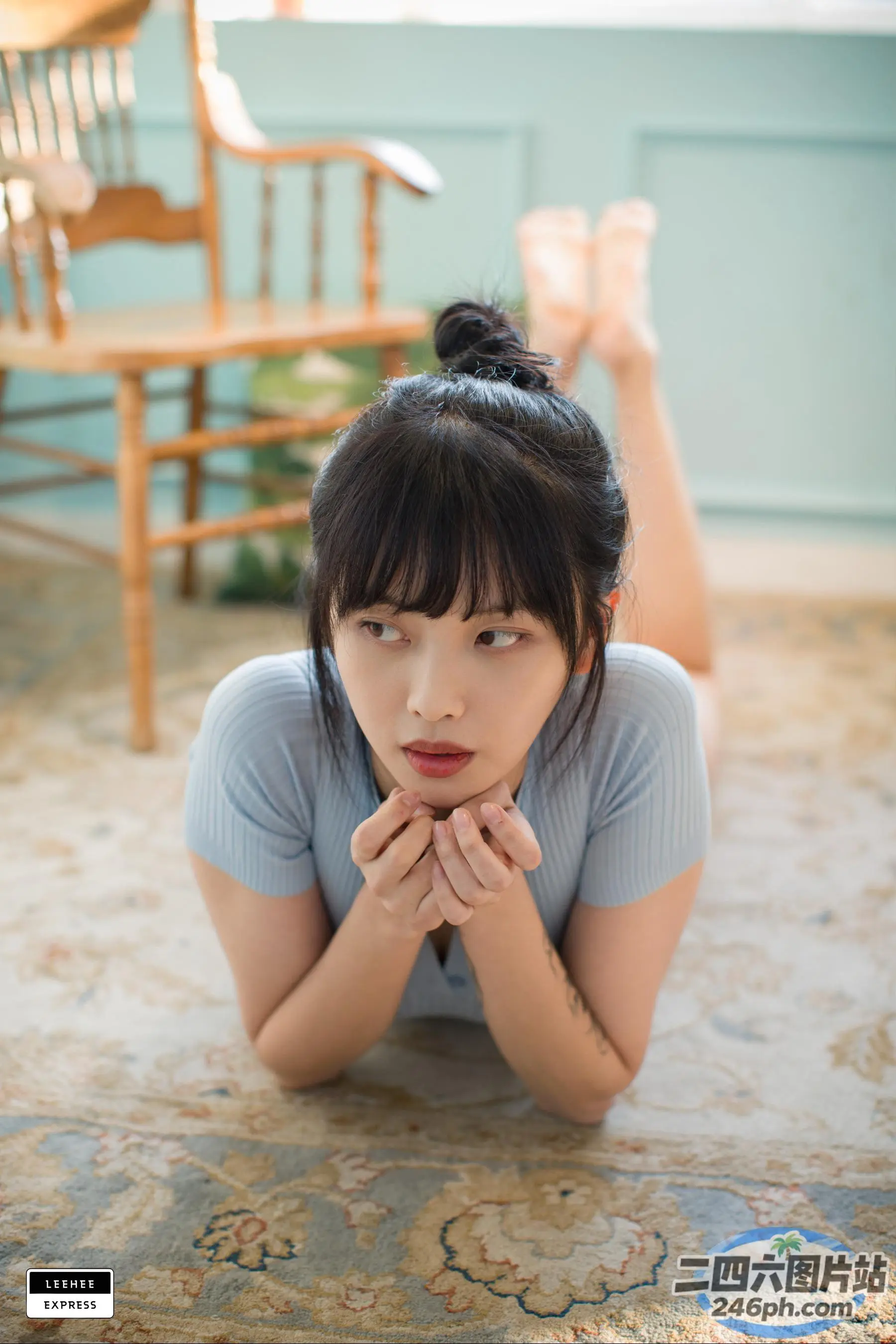 阿拉夫德女人躺在地板上，双手捂着下巴