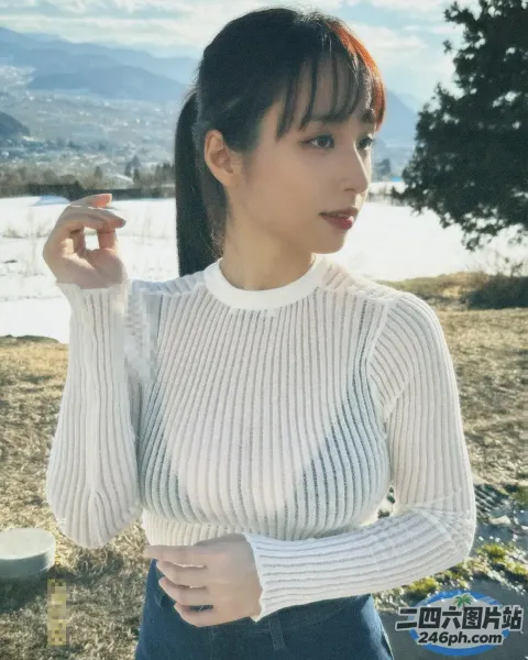 身穿白色毛衣和蓝色牛仔裤的 araffe 女子合影留念