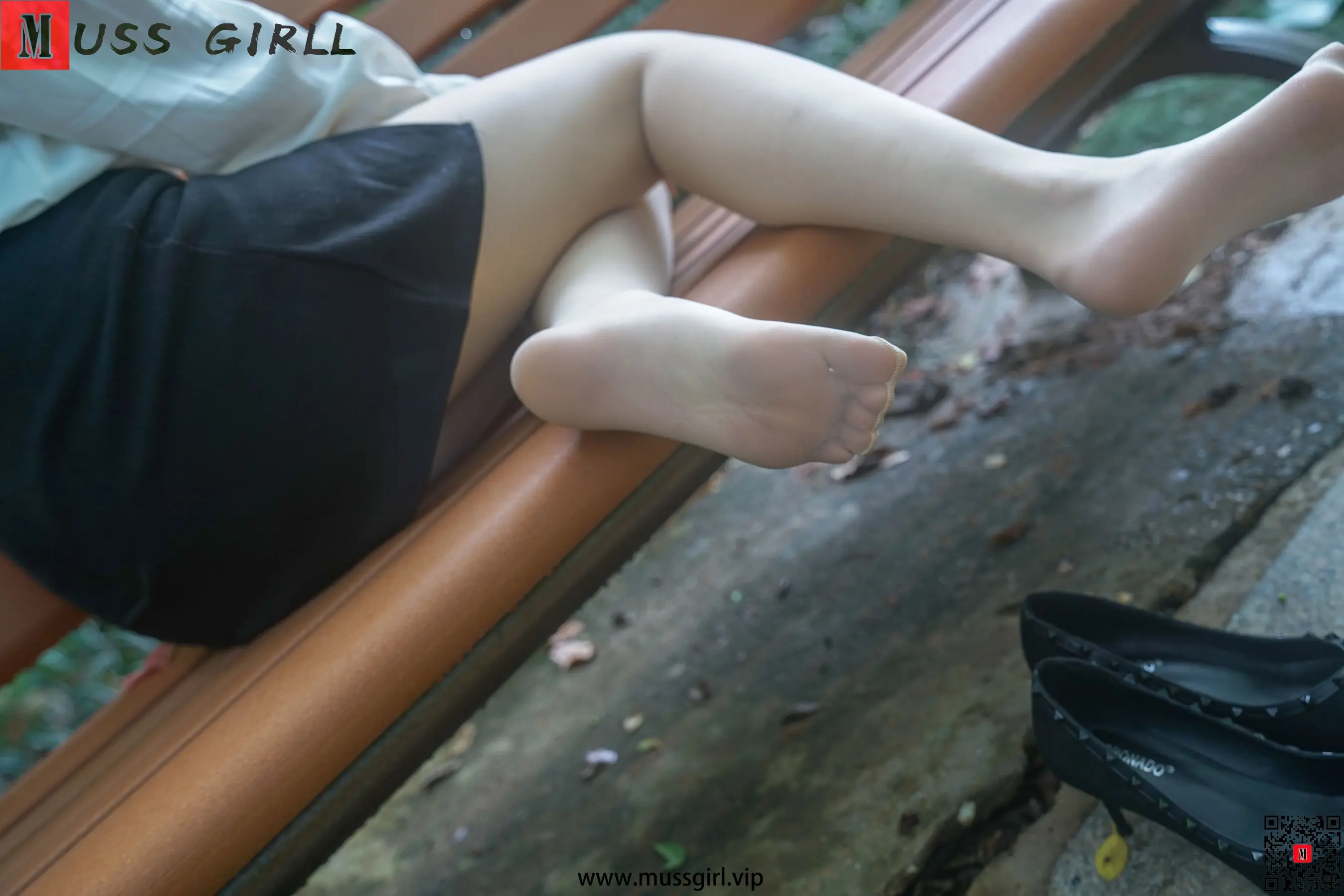有一个人坐在长凳上，双脚抬起