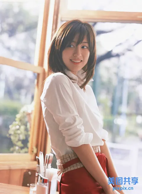 身穿白衬衫和红色裙子的 arafed 亚洲女子合影留念