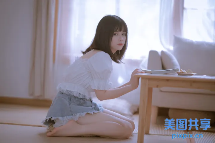 地板上坐着一个女人，手里拿着一本书